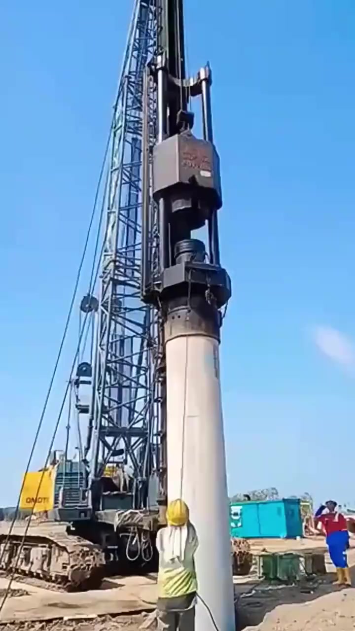 工地機(jī)械打樁機(jī)全景展示