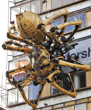 15米長(zhǎng)巨型蜘蛛機(jī)械裝置亮相城市樓宇，創(chuàng)意藝術(shù)引發(fā)熱議